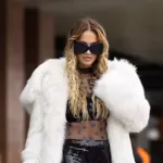 Rita Ora i lë pak vend imagjinatës/ Shfaqet me një kostum rrjetë të zezë në natën e hapjes së Festivalit Ndërkombëtar të Filmit në Venecia